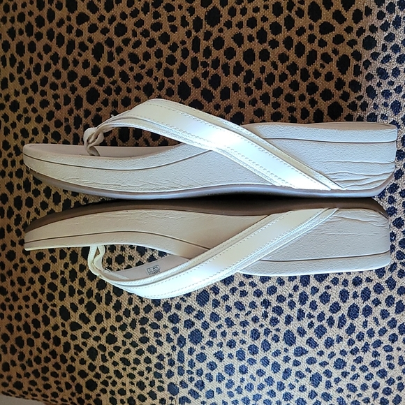 Vionic flip flops sandals size 8.5 or 9 - Picture 6 of 14